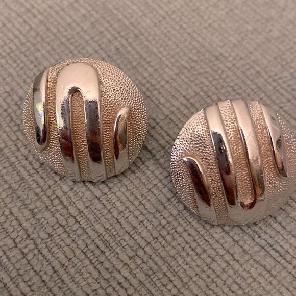 Vintage Trifari Crown Silver Round Clip On Earrings - Picture 4 of 8